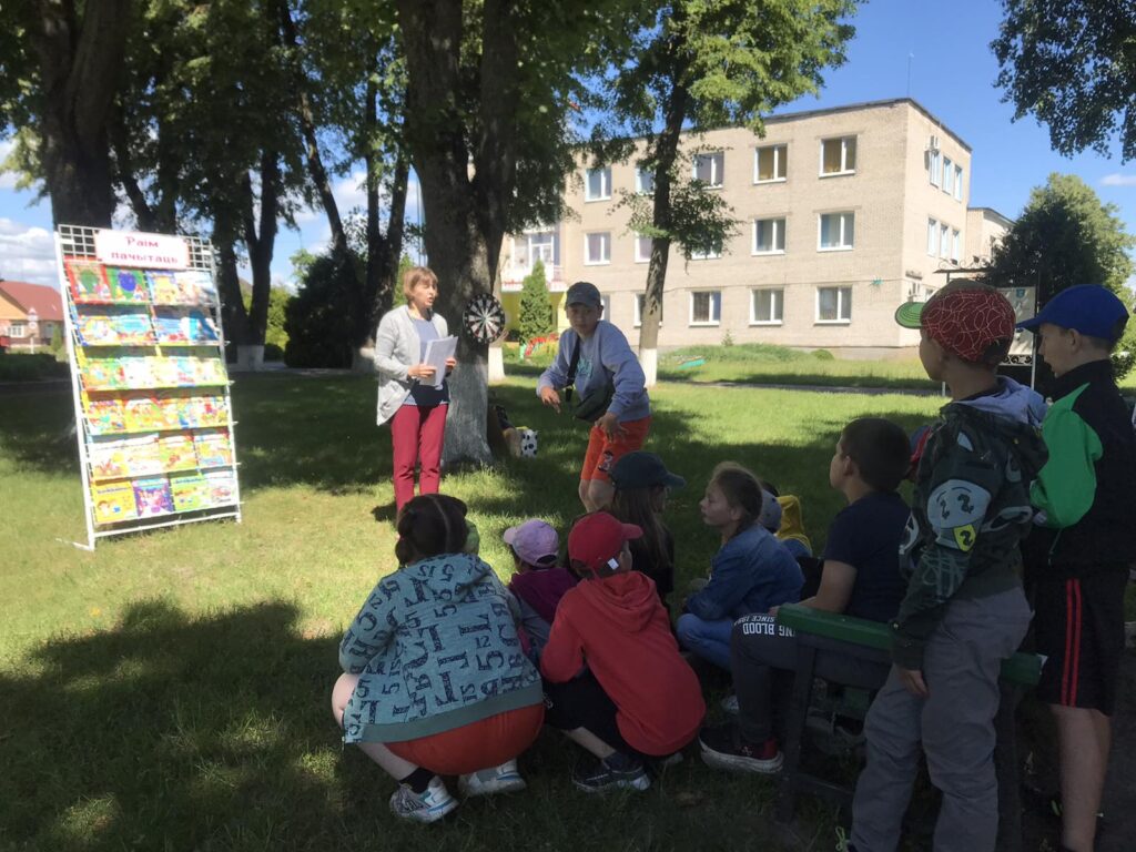 Яркое литературное мероприятие библиотечный дворик «Книжная эстафета  солнечного лета» – ГУК 